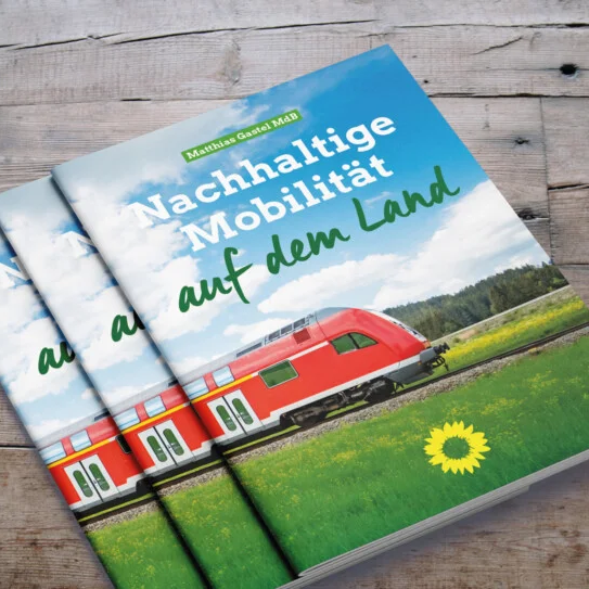 Wie kann die Verkehrswende in ländlichen Räumen aktiv vorangetrieben werden? Welche Mobilitätsangebote lassen sich dort umsetzen, um die Abhängigkeit vom eigenen Auto zu verringern und klimafreundliche Alternativen zu schaffen? Darum geht es in der Neuauflage meiner  Broschüre, deren Schwerpunkt darauf liegt, bewährte Beispiele auf der Praxis vorzustellen.