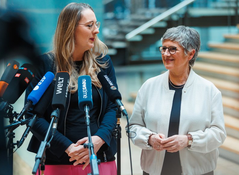 Zur Einigung über die geplanten Grundgesetzänderungen sprechen die Fraktionsvorsitzenden Katharina Dröge und Britta Haßelmann