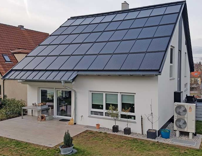 Einfamilienhaus mit Dachsolaranlage und Wärmepumpe