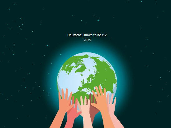 Vor dunklem Sternehimmel halten viele Hände eine Weltkugel in die Höhe.