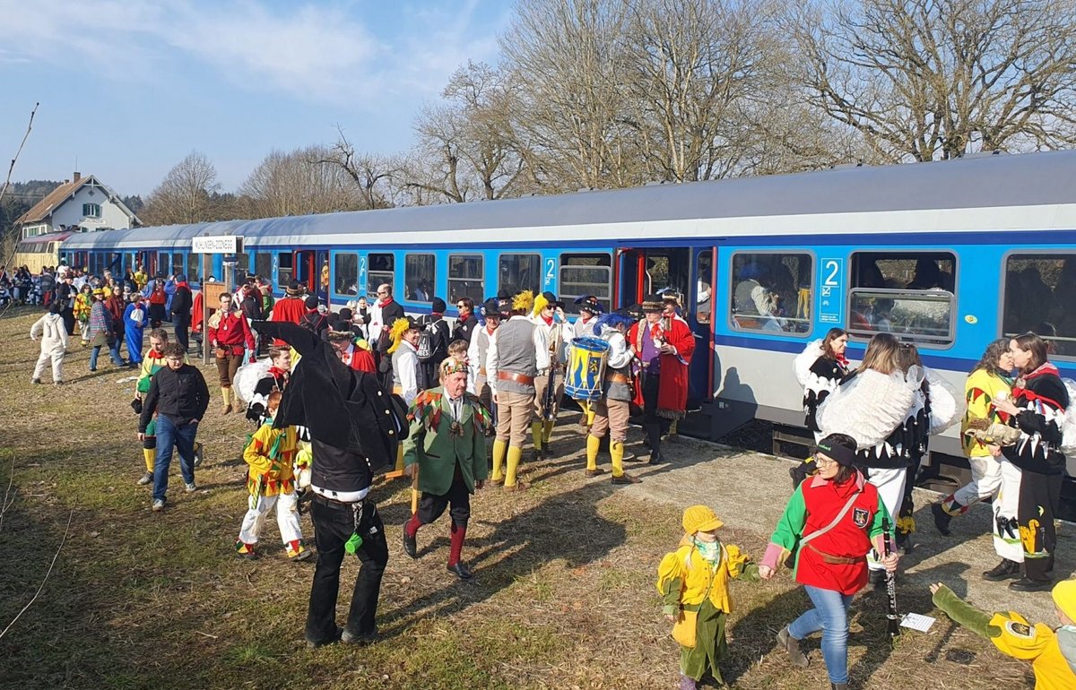Der Bahnsteig in Mühlingen empfing die Narren und Besucher bei schönstem Wetter.