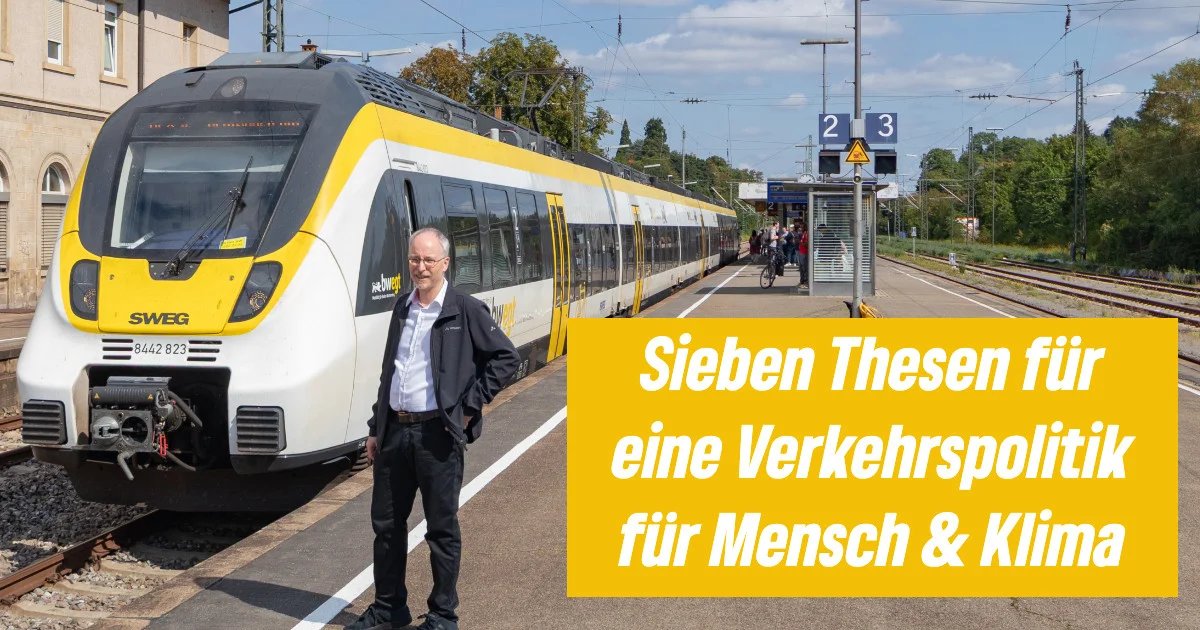 Matthias Gastel MdB auf einem Regionalbahnhof neben einem weißgelben Zug in Baden-Württemberg mit dem Text Sieben Thesen für eine Verkehrspolitiok für Mensch und Klima   