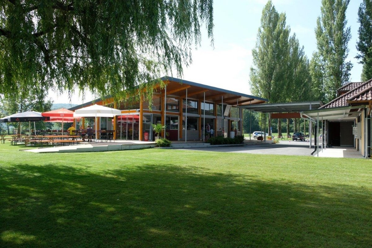 das Gastronomie-Gebäude im Strandbad Iznang, mit Liegewiese