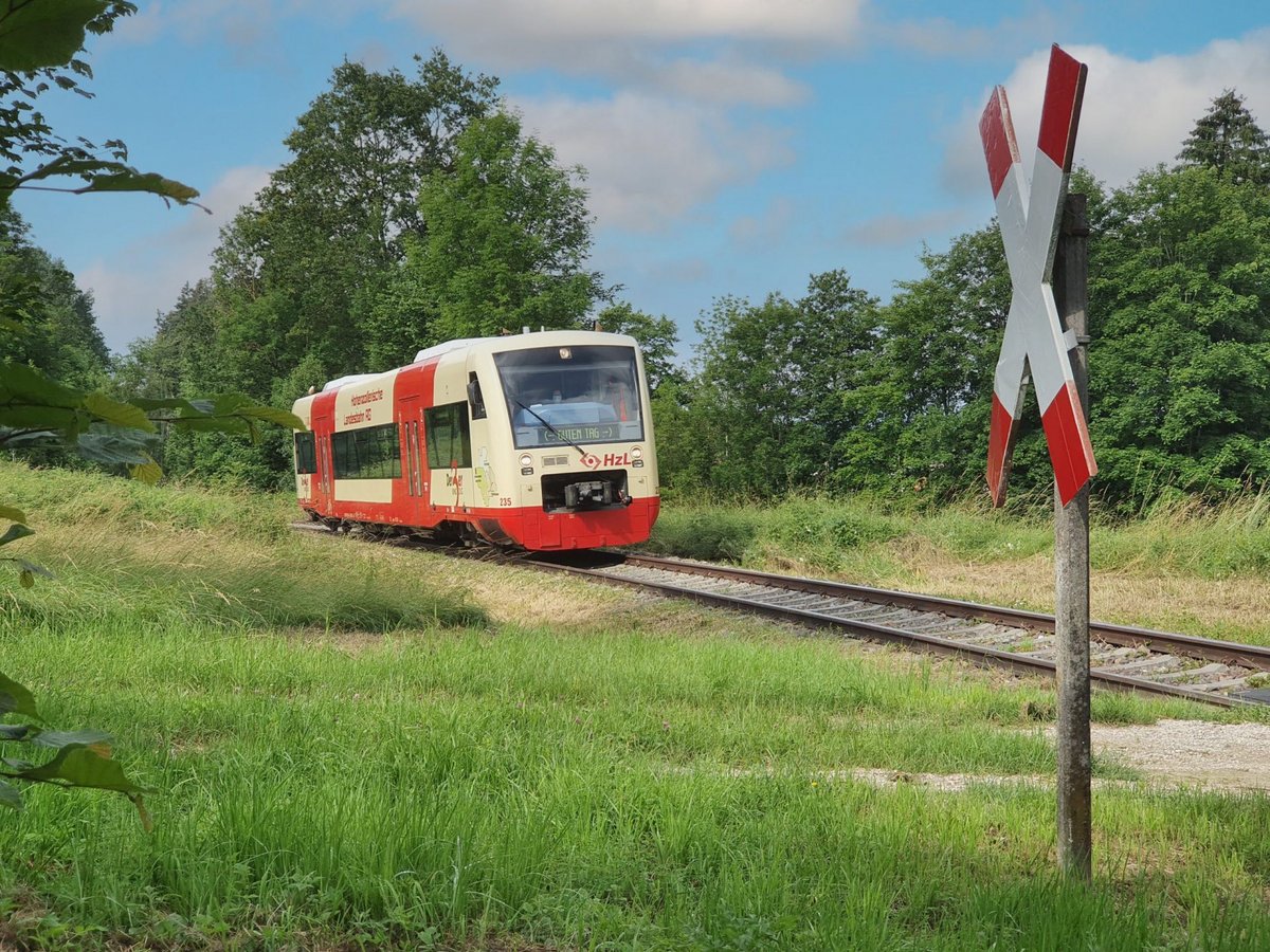 Zug der Biberbahn auf der Strecke der Ablachtalbahn zwischen Radolfzell über Stockach und Meßkirch bis nach Mengen