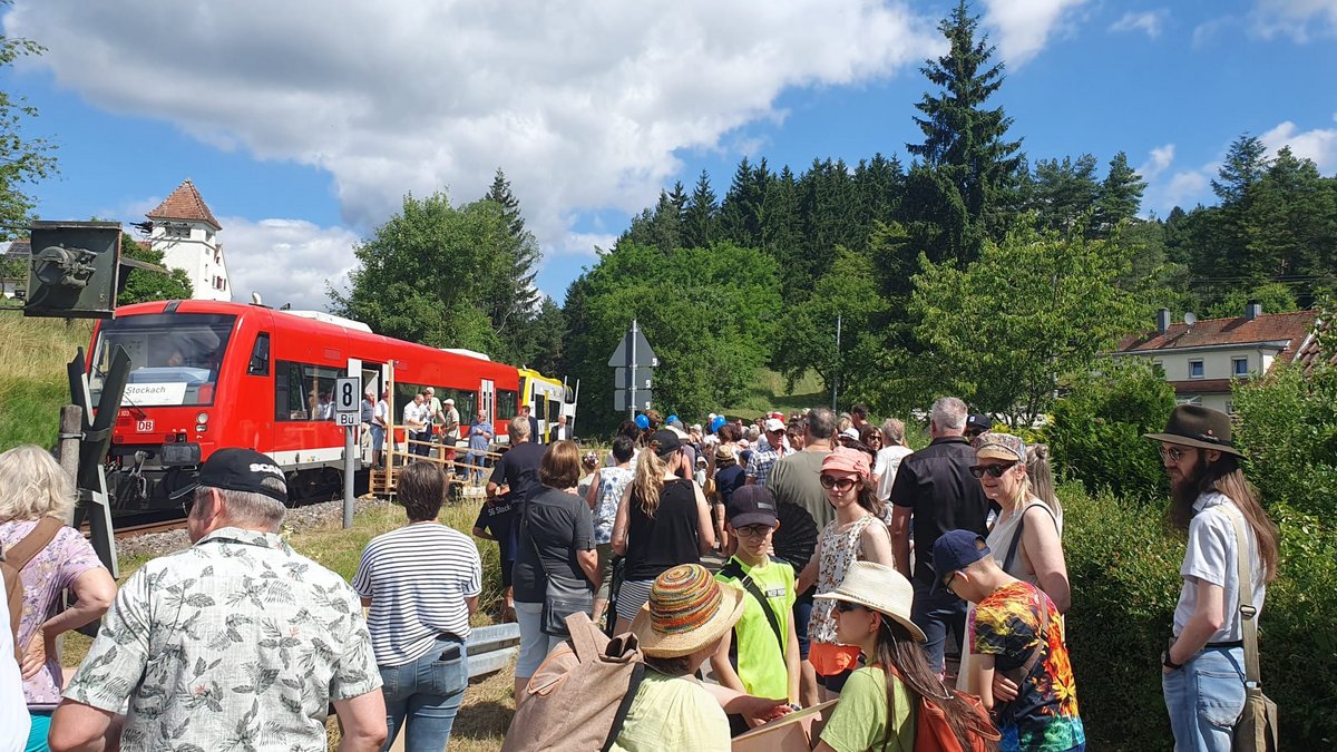 Sonderhalt in Hoppetenzell nach über 50 Jahren mit 90 Einstiegen im ersten Zug (Foto: Förderverein Ablachtalbahn e.V.)
