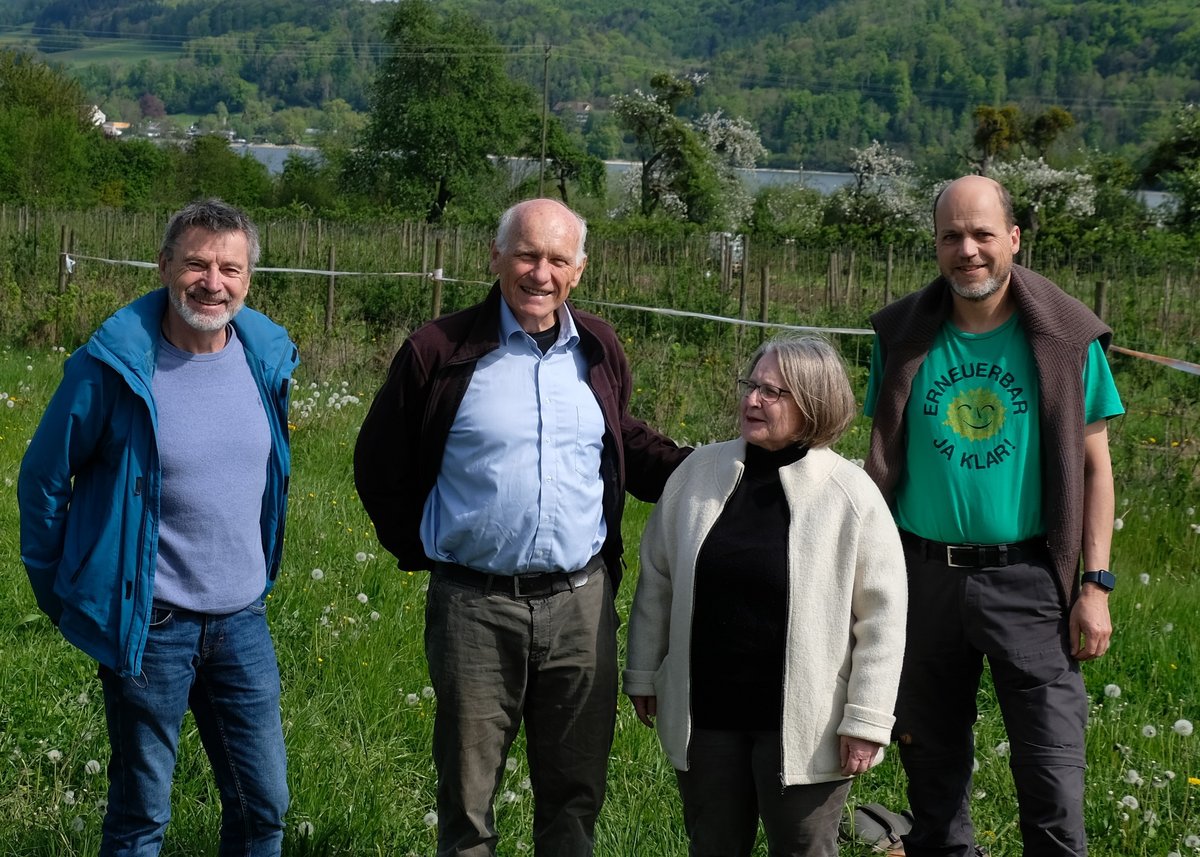 Der Vorstand der GRÜNEN HÖRI vor blühenden Apfelbäumen. v.l.n.r. Peter Kümmel, Bernhard Sessler, Irmhild Kalkowski, Oliver Nelle