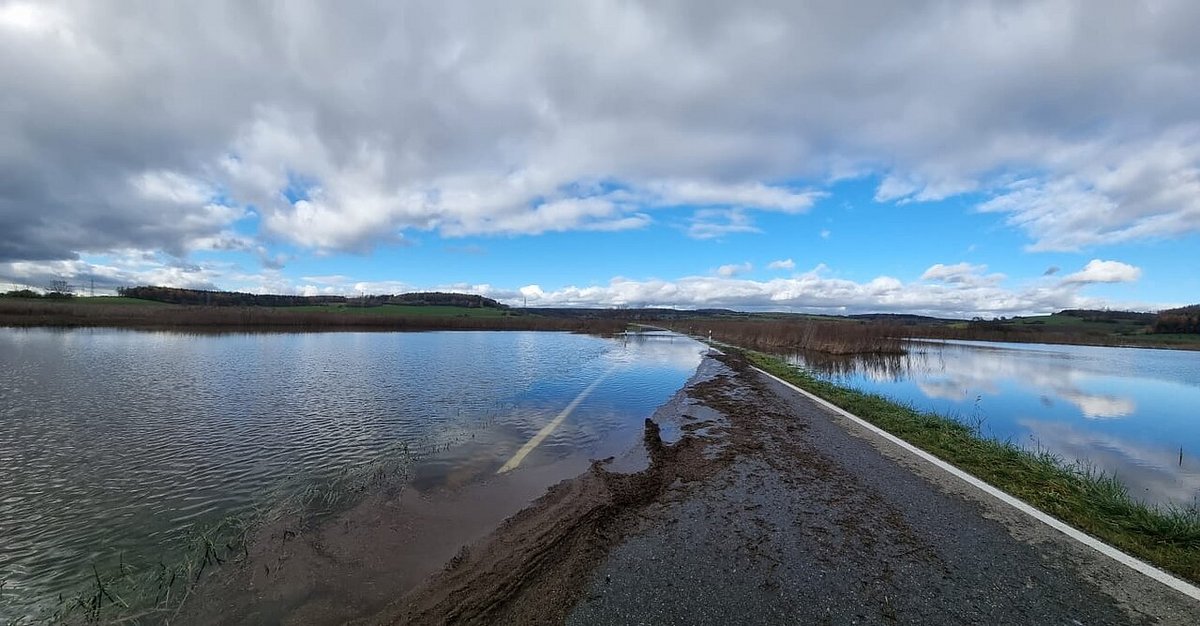 Überflutet und marode: Die Kreisstraße K 6113 im Landkreis Konstanz trennt zwei wertvolle Moorflächen – zukünftig soll sie zurückgebaut werden