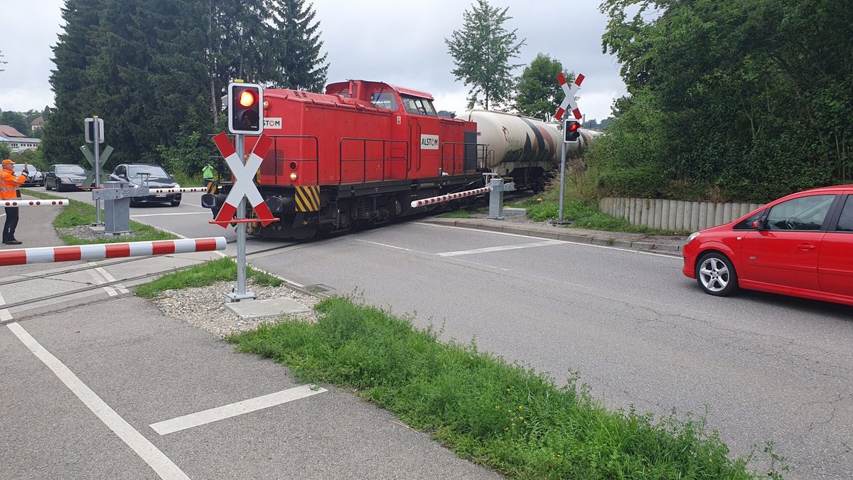 Ein Güterzug mit Zement beladen fährt am 30. Juli über den neuen beschrankten Bahnübergang Tuttlinger Straße (Förderverein Ablachtalbahn e.V.)